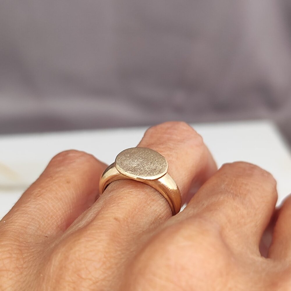Signet ring. 14k solid yellow gold ring. - Picture 13 of 17